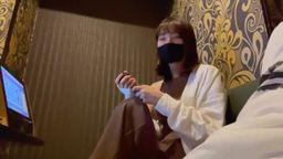 サムネイル 【無】カラオケで耐え切れず友達をハメてみた　美**