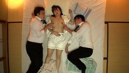サムネイル 【あなまる】旦那の部下2人に川の字で両乳首をこねくり回され発情し寝取られ3Pしてしまう美人妻