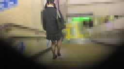 サムネイル 【電車】【黒髪ツインテール女子**】【スレンダー清楚系】★身体は我慢できずにフル勃起のチク毛乳首★