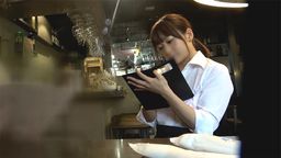 サムネイル 【ムラムラ】【潮吹き姫】ガード固めな彼氏持ちの萌え声美人店員 ゆりちゃん（２２）はじめての浮気でハメ撮りえっち 生のおちんちんに潮吹きが止まらない