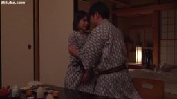 サムネイル 布団の中で声ガマンしてもネットリ抜き挿しする性交音は漏れてしまうバレ寸前不倫生活.mp4