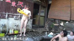 サムネイル 全裸でワニの餌食①